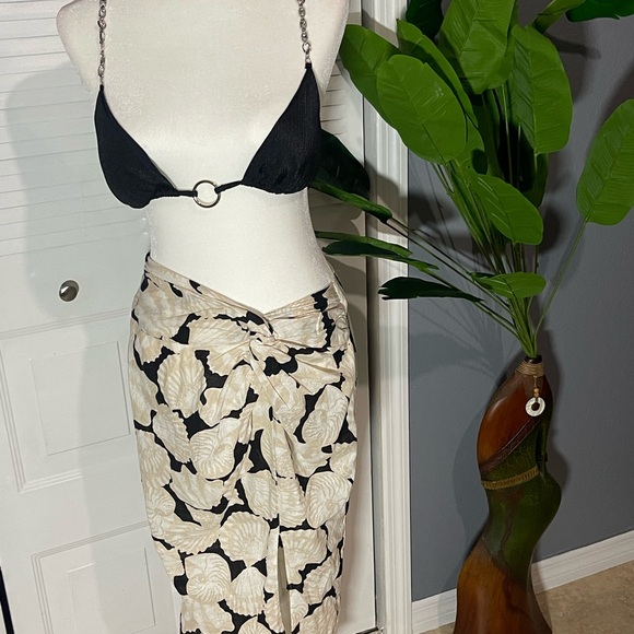 H&M Dresses & Skirts - H&M Black and Cream Leaf Print Skirt